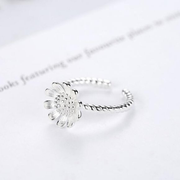925 Sterling Silver Two Tone Daisy Adjustable Ring - Picture 7 of 7